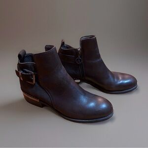 Wishbone Collection - Elegant Brown Leather Ankle Boots - Size 8